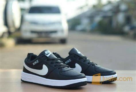 sepatu nike agustus.